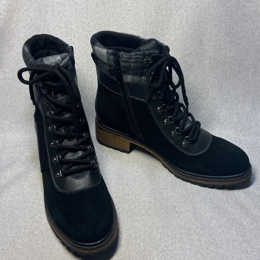 Earth Elements Tessa Lace Up  Ankle Boots with Plaid Cuff. Size 11. New.